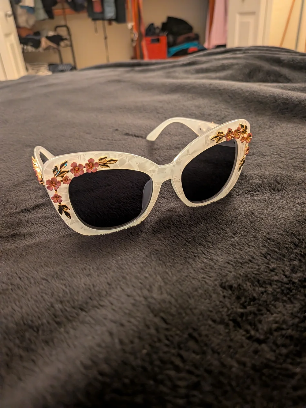 NWT -White Marbled Flower Cateye - Picture 2 of 7